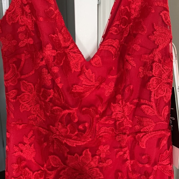 Red lace gown - Picture 2 of 4